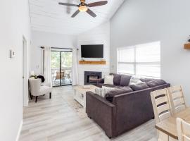 Pointe Royale Lofty Retreat at The Chic Chalet - Golf & Amenities Galore!, σαλέ σε Μπράνσον