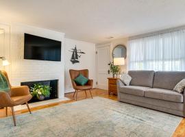 Walk to Craigville Beach Cape Cod Gem with Patio, hotel v destinaci Centerville