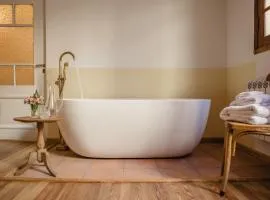 La Noire Petit hotel