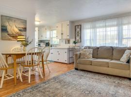 Steps to Eats and Craigville Beach! Cape Cod Cottage, hotel in Centerville