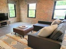 Jungle House Columbus Downtown Free Parking Sleeps 8 - Steps to Convention Center & Nationwide Arena - 2BR Short North Luxury Home - Over 5,800 Five Star Stays, cottage in Columbus