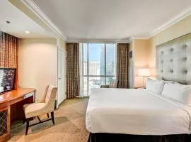 The Signature at MGM Grand, Luxury Balcony Suite, Strip View