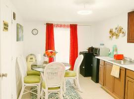 Private entrance guest suite dedicated bathroom kitchen, ξενώνας σε West Palm Beach