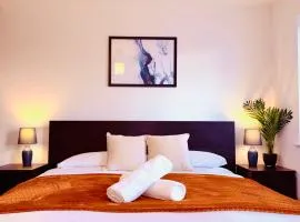 Spacious 5 Bed, Sleeps 10 with Parking, Contractors & Family Haven