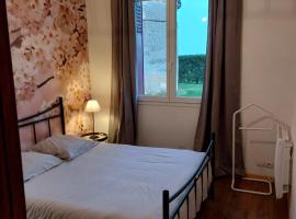 gite isolée proche futuroscope Airvault, hotel in Saint-Clair