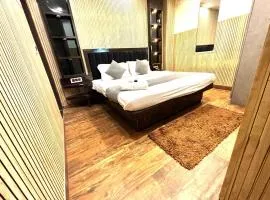 Hotel Red Stone - 3 Mins from Railway Station and 5 Mins from Metro