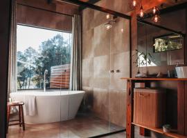 Chal&eacute; Climatizado com banheira em frente ao Parque do Passa&uacute;na em Curitiba by Tiny House Passa&uacute;na, mini casa em Curitiba