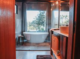 Chal&eacute; Climatizado, com banheira e varanda em frente ao Parque do Passa&uacute;na em Curitiba by Tiny House Passa&uacute;na, mini casa em Curitiba