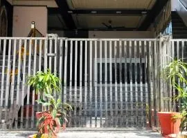 Mid Way Taj Home Stay Agra