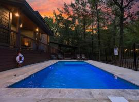 Wine Time 5 Bedroom Shuffleboard Hot Tub Fire Pit Play Set, hotel v destinaci Broken Bow