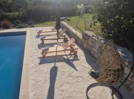 Villa Marko with Pool and BBQ, hotel en Hrvace