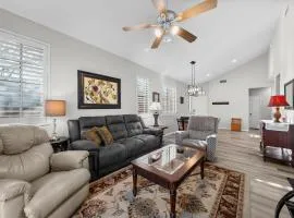 Patio, Grill and Pool Access Cozy Arizona Retreat!