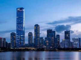 Raffles Shenzhen, Situated in the heart of One Shenzhen Bay, Book Now to Enjoy Free Minibar and Happy Hour Privileges at Long Bar on 71F, hotel v destinaci Šen-čen