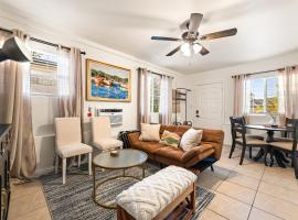 Echo Park Spacious Two-Bedroom Apartment with Private Yard and Parking, ξενοδοχείο στο Λος Άντζελες