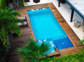 Greenview Villa/Luxury Heated Pool Home Golf View, hotel in Kendale Lakes