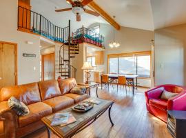 3 Blocks to Angel Fire Resort: Kid-Friendly Condo, hotel din Angel Fire