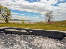 Condo 2 - Bord de l'eau SPA Barbecue & Foyer, ξενοδοχείο με σπα σε Sainte-Anne-de-Beaupré