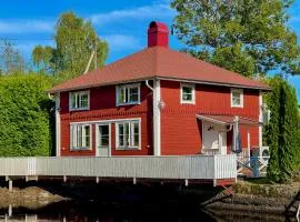 Lovely Waterfront Cottage near Karlshamn