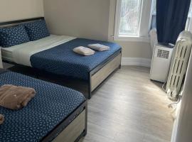 THE BLOOR AC SUITE-Free Wifi-Train-Bus Stop Next Door, hotel v destinaci Toronto