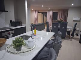 3 Bed Penthouse, 2Free Parking Spaces Close to BHX NEC, hotel i Birmingham