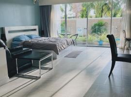 Beautiful apartment by the seaside, terrace pool, free gym, hotel v destinaci Karon pláž