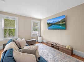 Salem 3 Bedroom with Gameroom, Balcony, Parking, and more, hotel in Salem