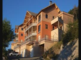 Cozy Group Stay with a Fireplace, hotel em Chorges