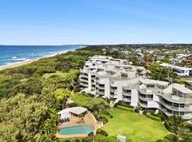 Absolute Beachfront Apartment, Kawana Beach Escape