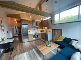 Blue Owl - Tree House Views! Couples Getaway!