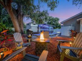 The Backyard Glampground - Camper Fire Pit & Games, кемпинг в Тампе