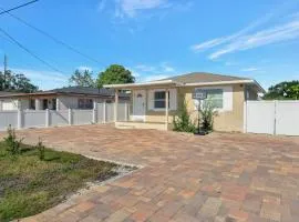 Sunny Tampa Home Near Downtown & Stadiums