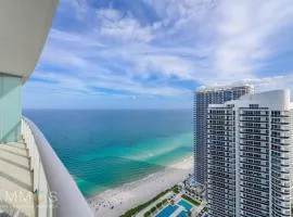 39th Floor Oceanfront Penthouse with Pool & Gym
