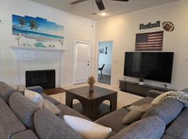 The Bama Bungalow 3BD Walk to the Game, Stay in Style, bungalow em Tuscaloosa