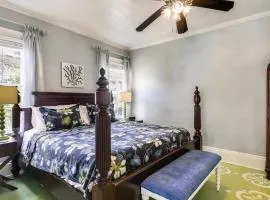Lighthouse Villa by AvantStay Walk to Southernmost Point w Private Pool Patio Month Long Stays