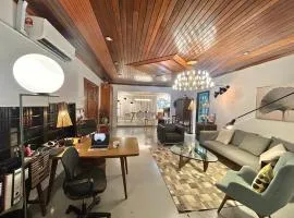 Chic Designer Family Suite in Shared Bungalow near LRT SS1 PJ
