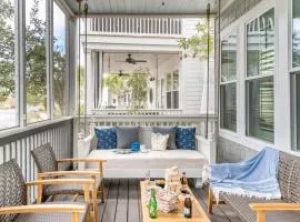 Pearl by AvantStay Idyllic Seaside Getaway w 2 Large Decks Lush Garden