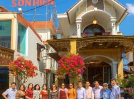 Khách Sạn Sơn Hiển、Cam Lâmのホテル