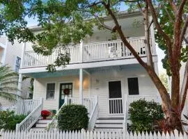 A Little Slice Of Paradise by AvantStay Communal Pool Screened in Porch Great Location Month Long Stays
