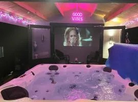 Sunset Retreat Cabin, Private Hot Tub with Mini Cinema Projector & Garden views