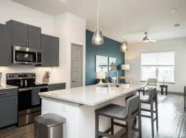 Landing Amazing 1BD Clubhouse Pool