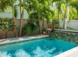 Ecco Domani by AvantStay Gorgeous Home w Pool Balcony in Great Location Month Long Stays Only