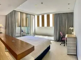 CBD Heritage King Suite - Spa Bath, Private Deck and Laundry
