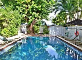 Ibis by AvantStay Close to Duval Street w Shared Pool Month Long Stays Only