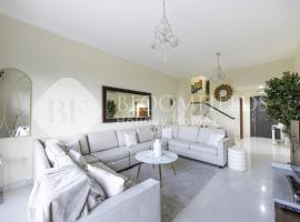 Bloomfields Lux 2BR Plus Maid wz Beach Access & Sea View Fujairah، فندق مع موقف سيارات في Rūl Ḑadnā