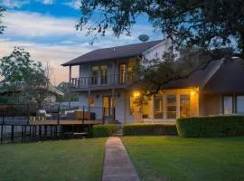 Travis by AvantStay Waterfront Lake Retreat