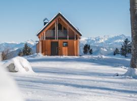 NEW OPENING "Sissi Chalets" - Unique Luxury Hideaway with Mountain view & Sauna, chalet de monta&ntilde;a en Mendola