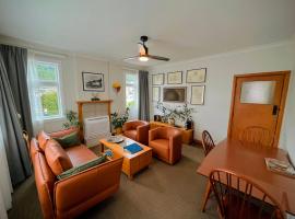 The Signal - Stylish Deco Apt with Deck and Marina View, cheap hotel in Picton
