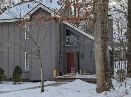 Frost Hollow by AvantStay Deck w Grill Game Room Loft, hotel v destinaci White Haven