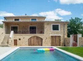 Mas en pierre avec piscine intérieure et extérieure
