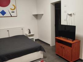 Falkor's Nest, hotel in Atlit